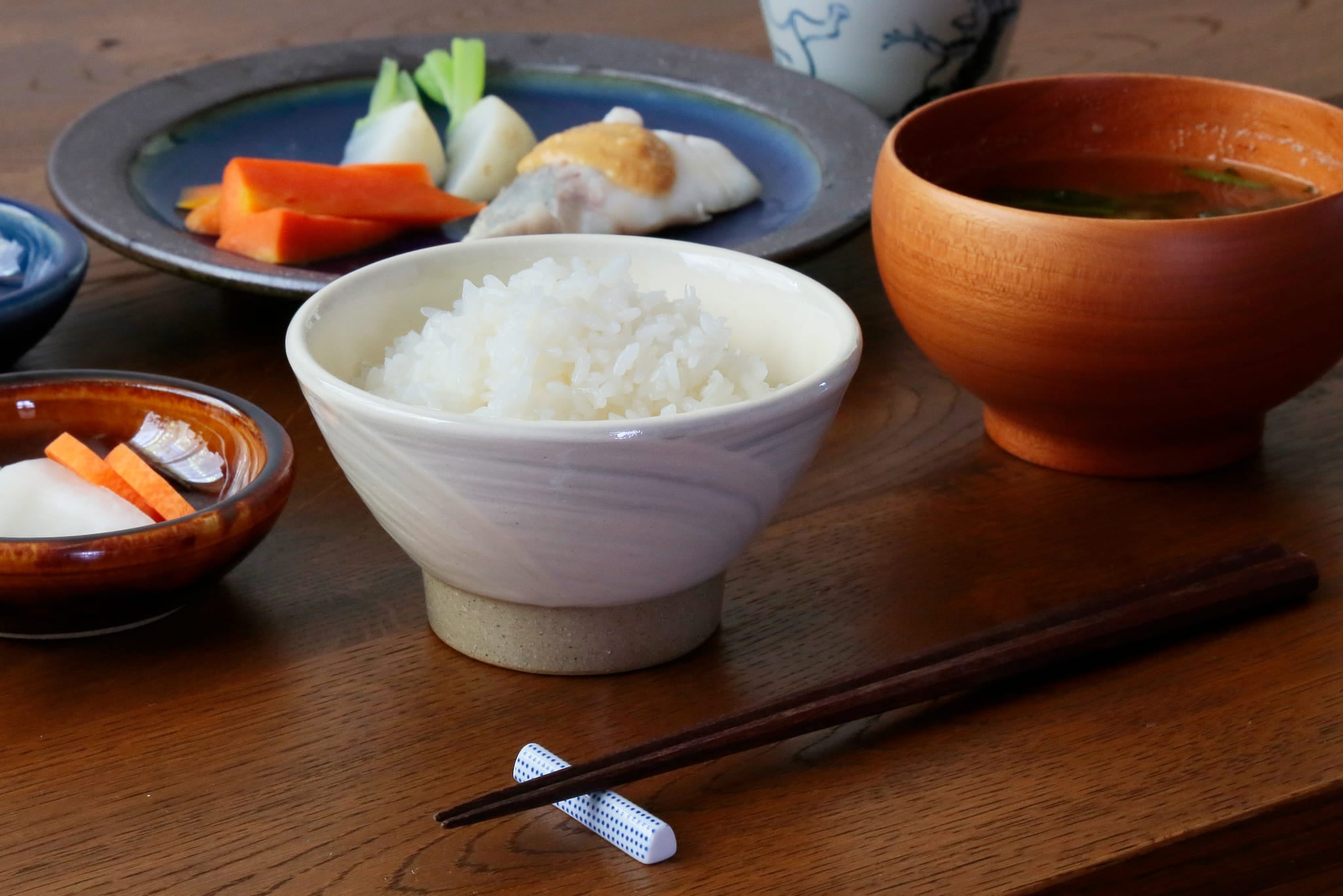ご飯茶碗　小　牡丹刷毛目 （出西窯）