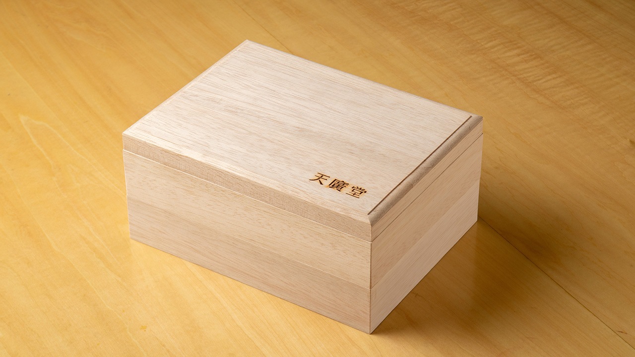 天廣堂刻印入りのシンプルな木製御重