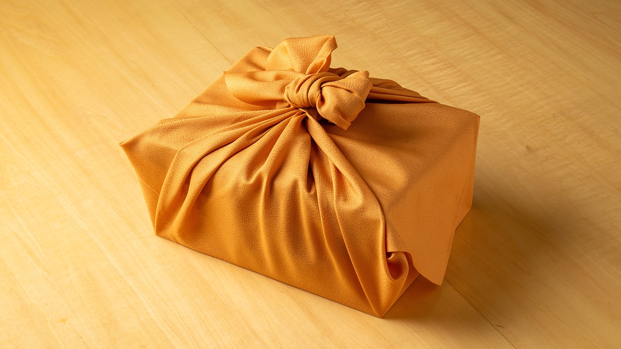 風呂敷に包まれた状態