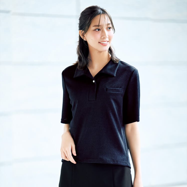 涼しい事務服｜清涼ニットポロシャツ AD8815。オフィスの熱中症対策に最適な、さらりと軽い肌触り。洗濯後もすぐ乾くイージーケア仕様で、働く女性のストレスを解消するモデル