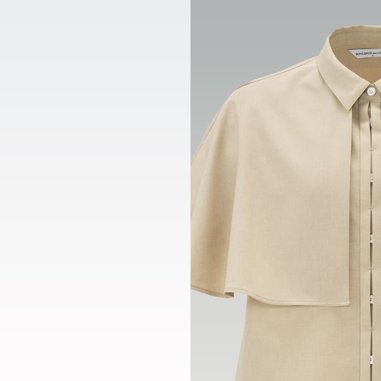 ウェザークロス素材が軽やかに揺れる接客制服アクセサリーのケープ。ドライタッチで肌離れが良く、春夏にも最適。コンシェルジュ