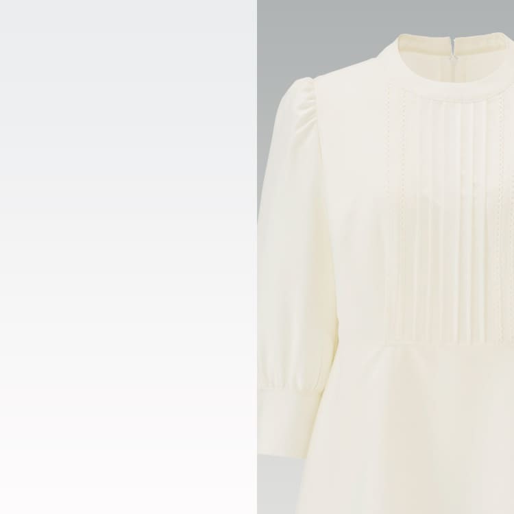 ウェザークロス素材が軽やかに揺れる接客制服ブラウス。メランジ調のリネンライク素材で清涼感のある着心地です。