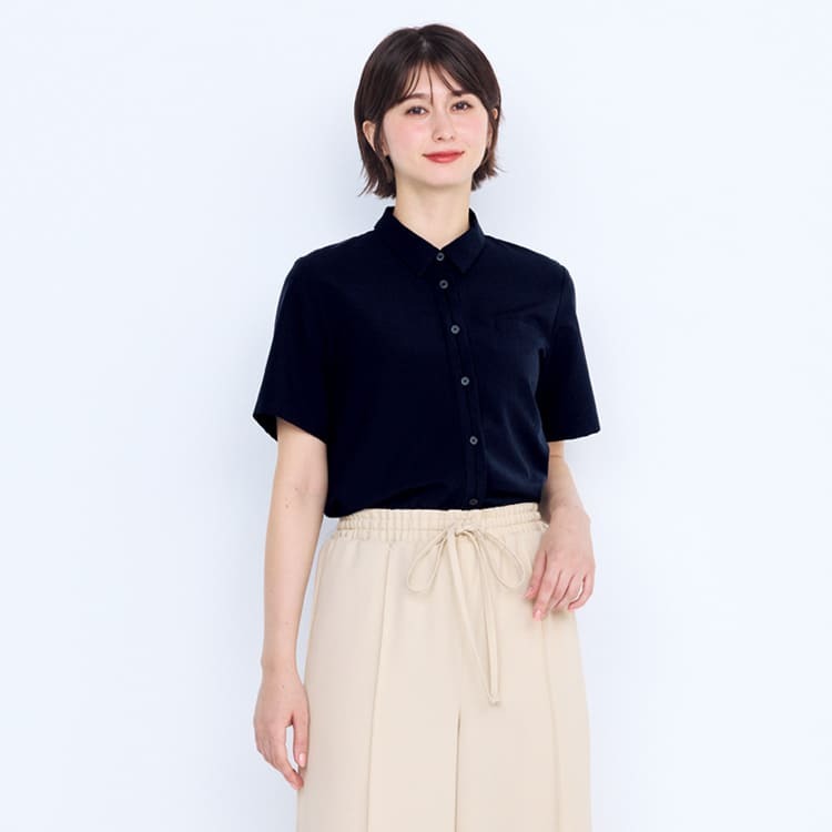 AUB4301はメランジ感のあるリネン調素材が魅力のAudire半袖ブラウス制服。ドライな風合いで春夏ユニフォーム。