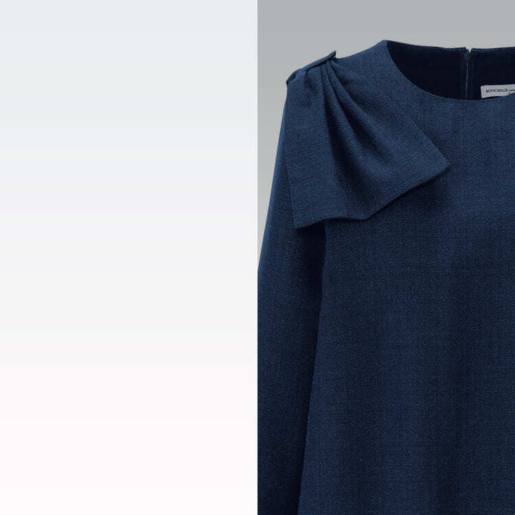 リング糸とラメ糸をミックスしたツイード素材が上品な奥行きを生むAudireのプルオーバー制服。ワイドシルエットでフォーマル感も演出。