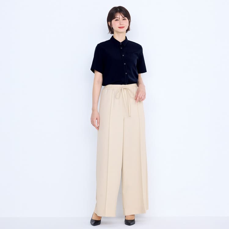 強撚糸のドライな質感と美しいドレープが魅力のオフィス制服ワイドパンツ。トップスを選ばず着回し自在のアウディールユニフォーム。