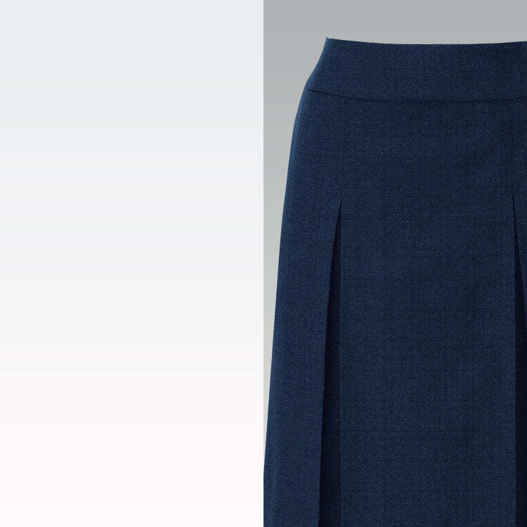 ラメ糸を織り込んだミックスツイードが上品に輝く事務服スカート。プリーツが足さばきを良くし、接客シーンでも美しく見えるデザインです。