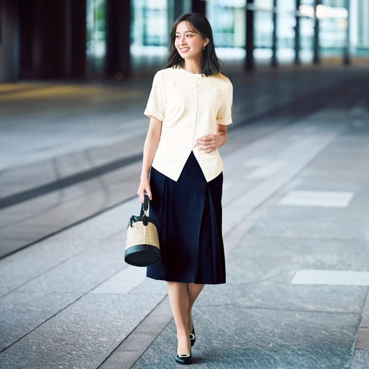 甘くなりすぎない台形シルエットの事務服プリーツスカート。膝が隠れる安心丈で上品に着こなせるAudireの受付制服ロングスカートです。