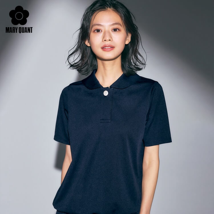 事務服 夏用 マリークワント（チクマ） 事務服ポロシャツ M13051。デイジーボタンが可愛い最新の接客ユニフォーム。高通気・吸汗速乾で夏も快適