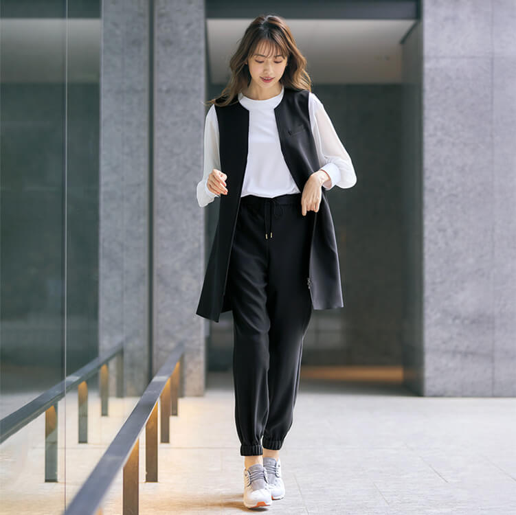YUKI TORII・事務服ジョガーパンツ・店員制服・オフィス業務・落ち着いた印象・立ち姿がきれいに見える