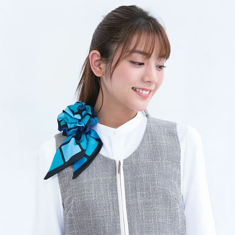 事務服 コサージュリボン EAZ560 ENJOY（カーシーカシマ） スカーフループ対応で形が崩れない。ワンタッチで装着でき、顔周りをパッと華やかに彩る最新の接客制服アクセサリー eユニフォーム