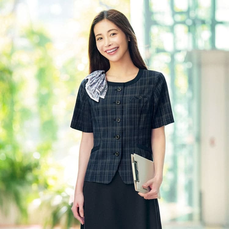 事務服 オーバーブラウス 半袖 ESA1027 同シリーズのチェック柄デザイン。華やかでかわいい印象を与え、おもてなしのプロにふさわしい人気の接客ユニフォーム