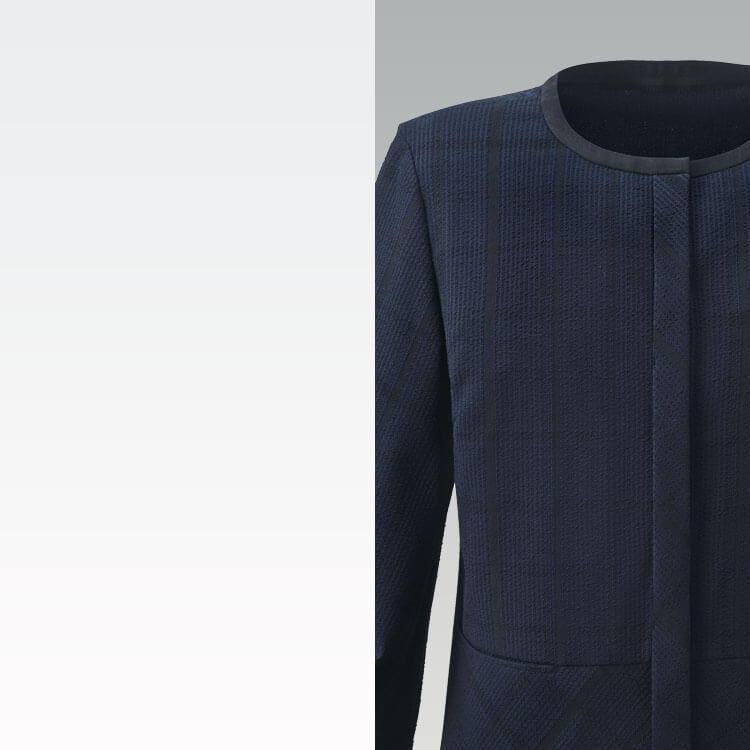 七分袖オーバーブラウス｜袖口のタックがおしゃれな事務服。比翼仕立ての隠しボタンが清潔感を演出し、受付や接客業務にも最適な最新オフィスユニフォーム