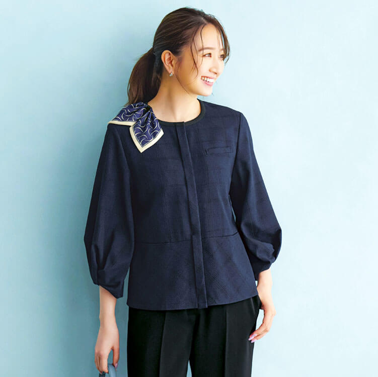 事務服 オーバーブラウス ESA1032｜エンジョイ・上品な七分袖デザイン。肌離れの良いサッカー素材と2WAYストレッチで涼しく動きやすい夏用オフィス制服。吸汗速乾・UVカット機能を備えたネイビーチェック
