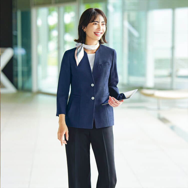 ノーカラージャケット 事務服｜夏服・襟元すっきりの上品なデザイン。ストレッチ・吸汗速乾機能を備え、動きやすさと美しさを兼ね備えた接客用ウェア