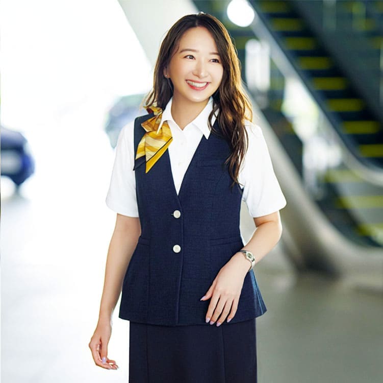 涼しい事務服ベスト｜高通気・吸汗速乾機能でムレを防止。UVカット仕様で屋外対応も安心な、最新の夏用オフィスユニフォーム