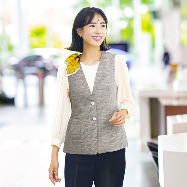 事務服 ベスト ESV1022｜エンジョイ 夏服 通気性に優れたサマーツイード素材で夏もさらりと快適。吸汗速乾・UVカット・消臭テープを搭載した2026年最新の夏用オフィス制服。上品なツイード調の事務用ベスト