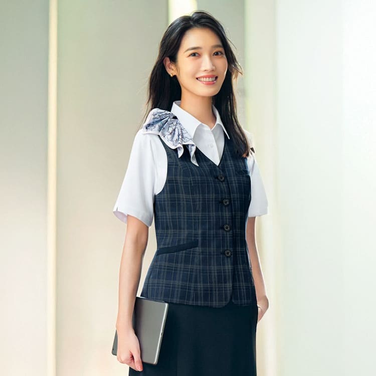 事務服 ベスト 夏服 チェック柄 ESV1028 ENJOY（カーシーカシマ） 驚くほど薄手で軽いアンムギーチェック素材。上品なネイビーチェックが華やかな、美しいシルエットのサマーベスト eユニフォーム