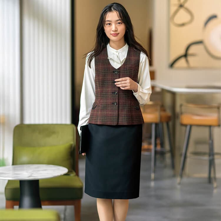 上品な印象の事務服タイトスカート。立ち座りしやすく、快適に働けるストレッチ素材のオフィス制服。