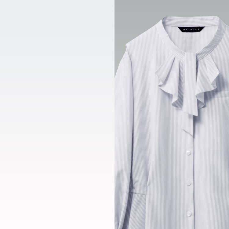 事務服 ブラウス 73272 特徴。手元がすっきり見える九分袖とホームクリーニング対応のイージーケア素材。受付や接客、ショップ店員にも選ばれる華やかなフリルブラウス