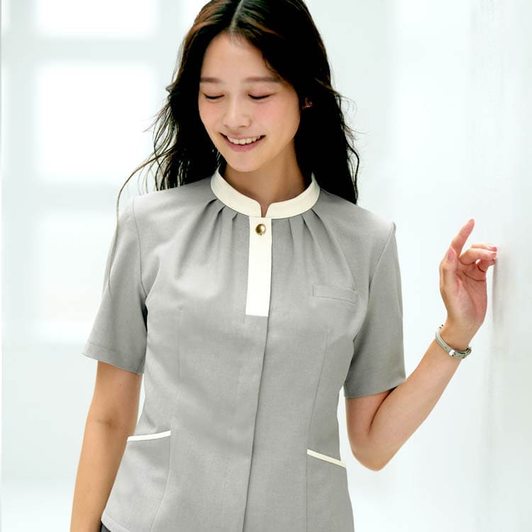 事務服 夏服 半袖 店員制服 薄手のバスケット織りを再現したリネンライク素材のオフィスユニフォームで、軽くドライな風合いが特徴の夏用事務服ジャケットです。