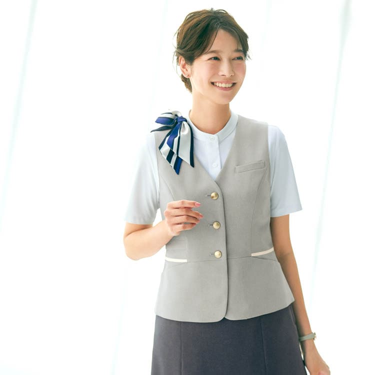 UNI LADY U52150は麻調のナチュラル感と軽い着心地が魅力の事務服サマーベスト。接触冷感とストレッチで夏場も快適です。