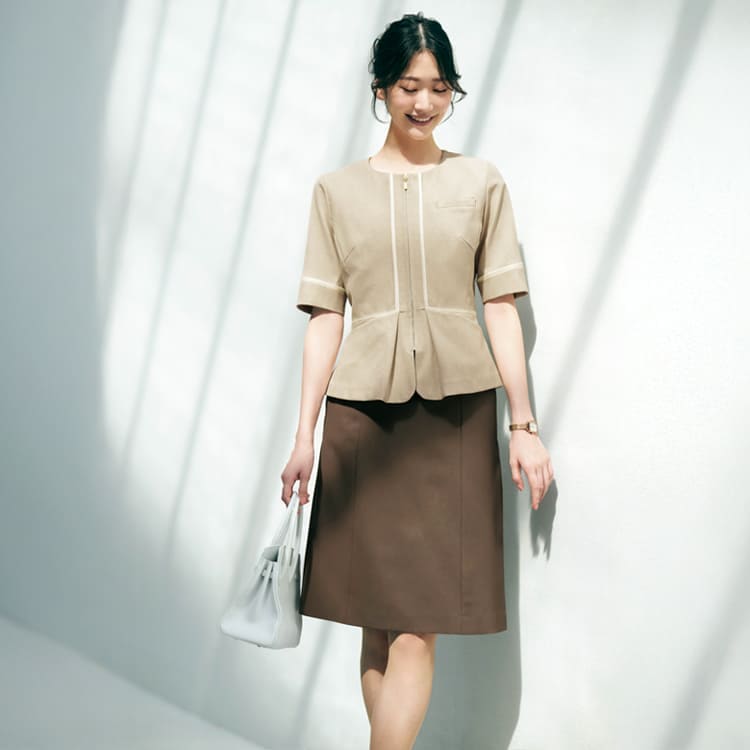 風をはらむような軽さが心地よい事務服スカート。涼しい 麻調のリネンライク素材が夏の装いを上品に整えます。