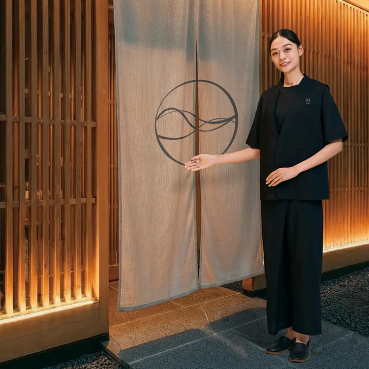 和モダン空間に映えるノーカラー 和食店ベスト 飲食店ユニフォーム ショールーム制服 和風