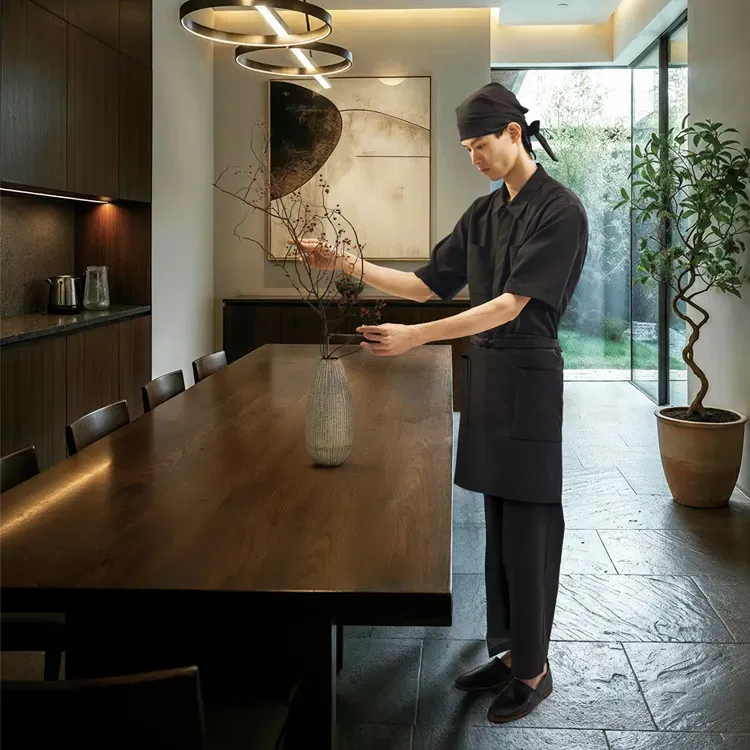 カフェエプロン 黒色｜アルベ チトセ・清潔をキープする水をはじく素材