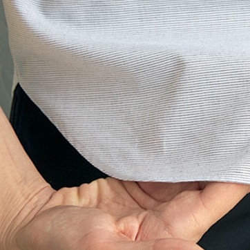ビルメン作業着　半袖シャツ（w-kah-csy124）は、ライトカラーでも透けることのないよう、しっかりとした生地を採用しています。