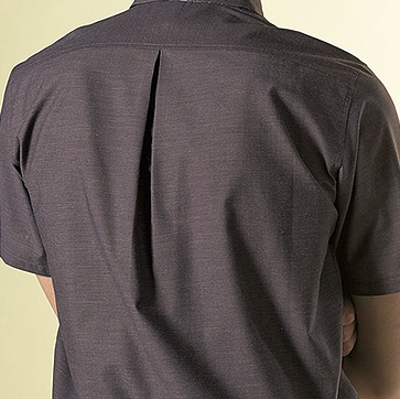 ビルメン作業着　半袖シャツ（w-kah-csy124）は、動きやすさを考慮したアクションプリーツ。動いてもパンツインした裾がふき出しません。