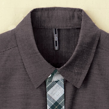 ビルメン作業着　半袖シャツ（w-kah-csy124）は、フックなどにぶら下げておける消臭機能付きのループ状のブランドラベルを採用。