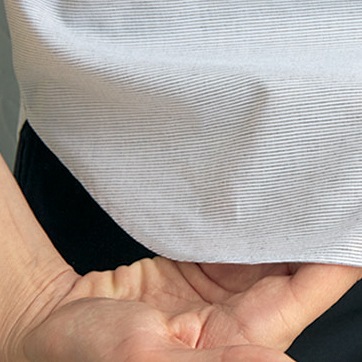 ビルメン作業着　長袖ダンガリーシャツ（w-kah-cwy123）は、ライトカラーでも透けることのないよう、しっかりとした生地を採用しています。