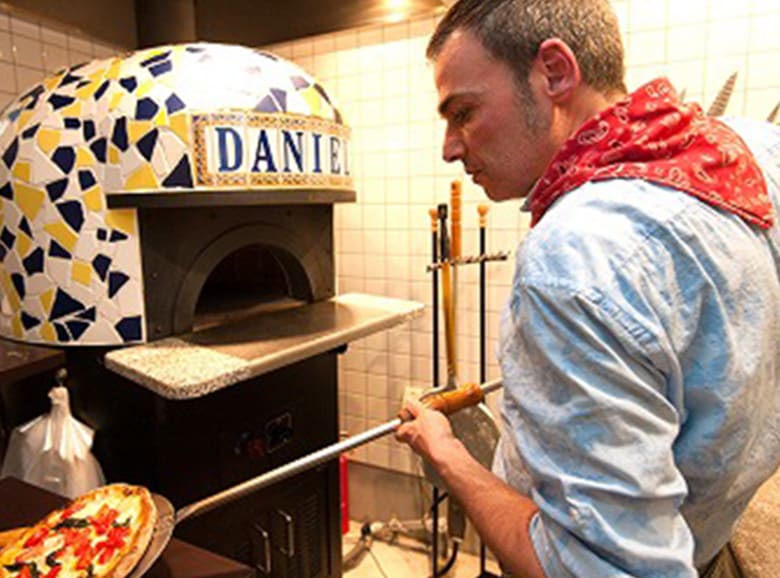 本場イタリアの味を再現、もちもち＆ふっくら食感「京のナポリピザ」