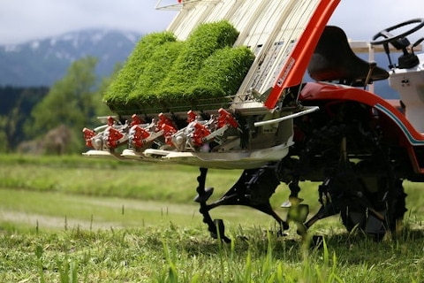 鳴子の米プロジェクト 田植え トラクター 山間地 農業