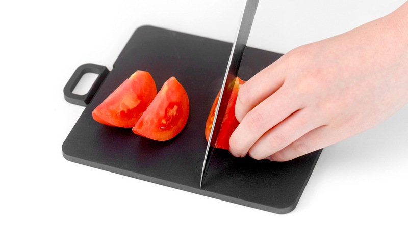 トマトを切る画像