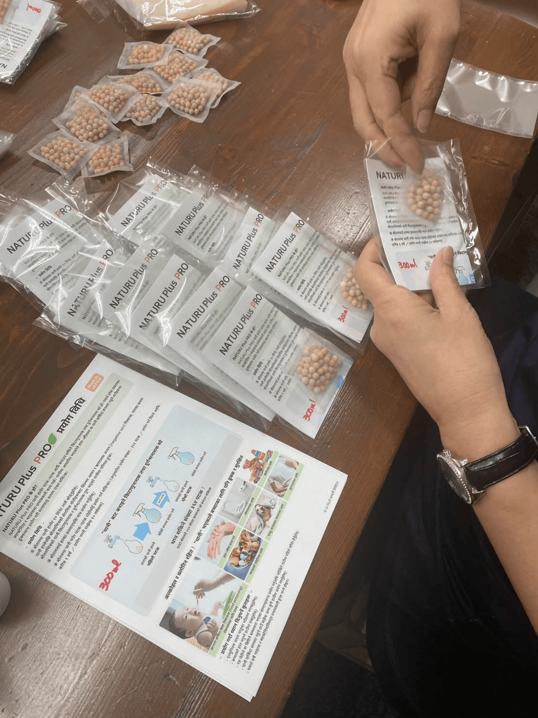 現地へ届けるナチュルPlus PROを個包装する様子1