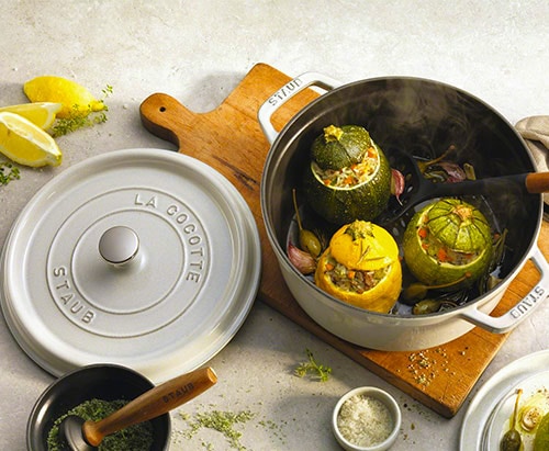 テーブルに STAUB - ストウブ 鍋 Staub ピコ・ココット ラウンド 22cm カンパーニュの通販 by プロフェッショナル's