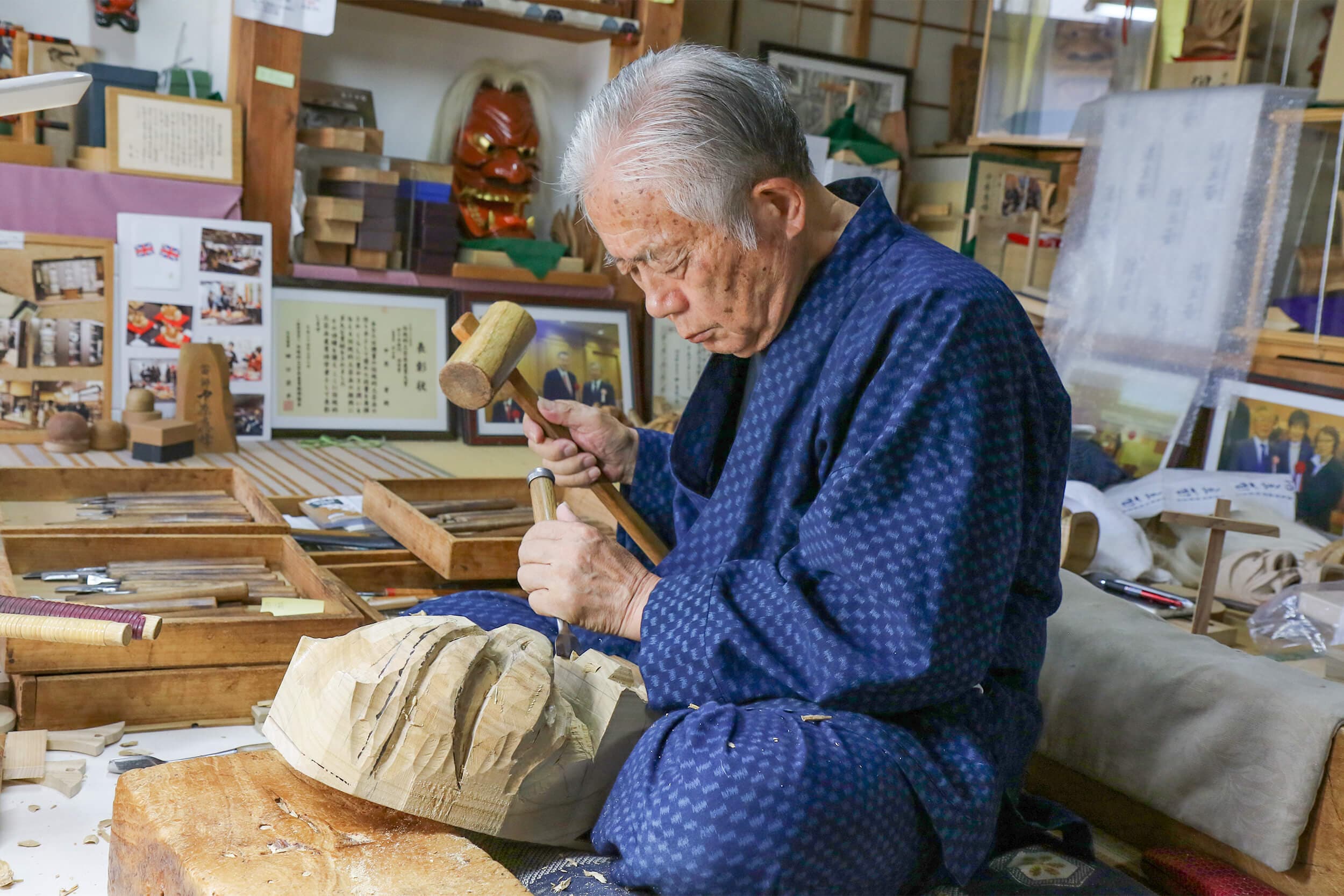 のごみ人形制作現場の画像