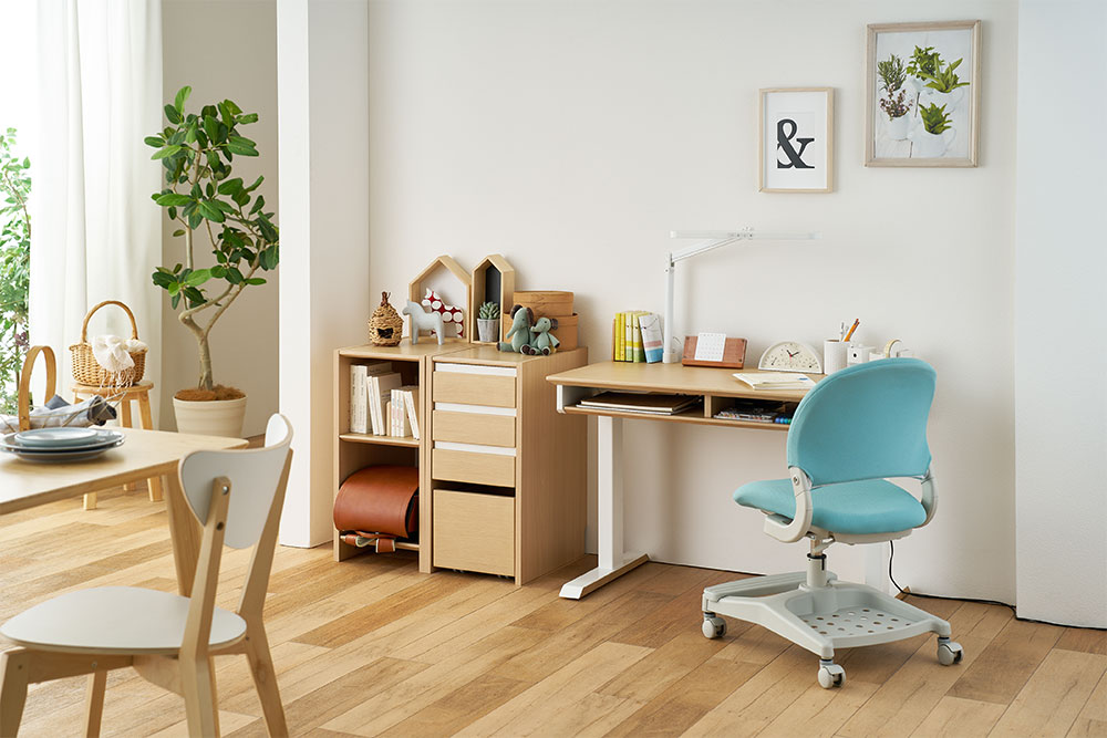 HyBridChair ハイブリッドチェア | 木製と回転を融合した学習チェア