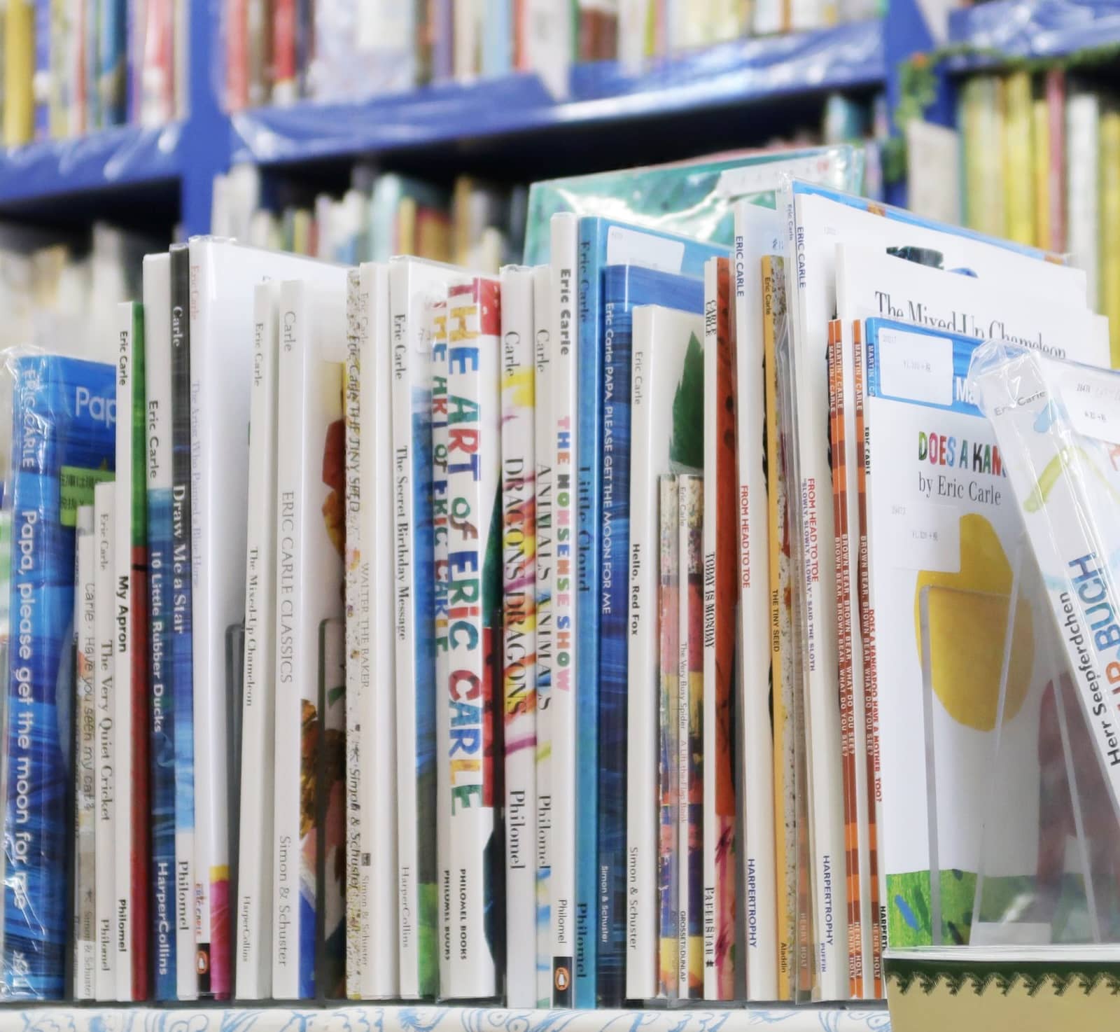 建て替え前の直営店店内本棚の画像