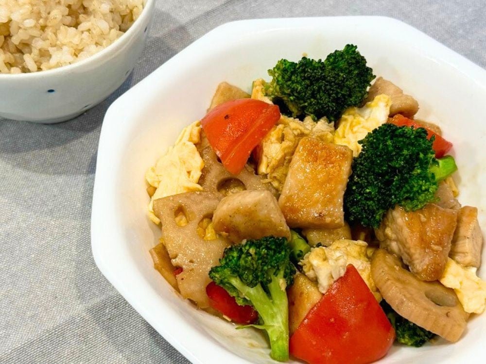 【レシピ紹介】玄米をもっと美味しく食べられるおかずレシピ！『鶏肉と卵とブロッコリーのオイスターソース炒め』