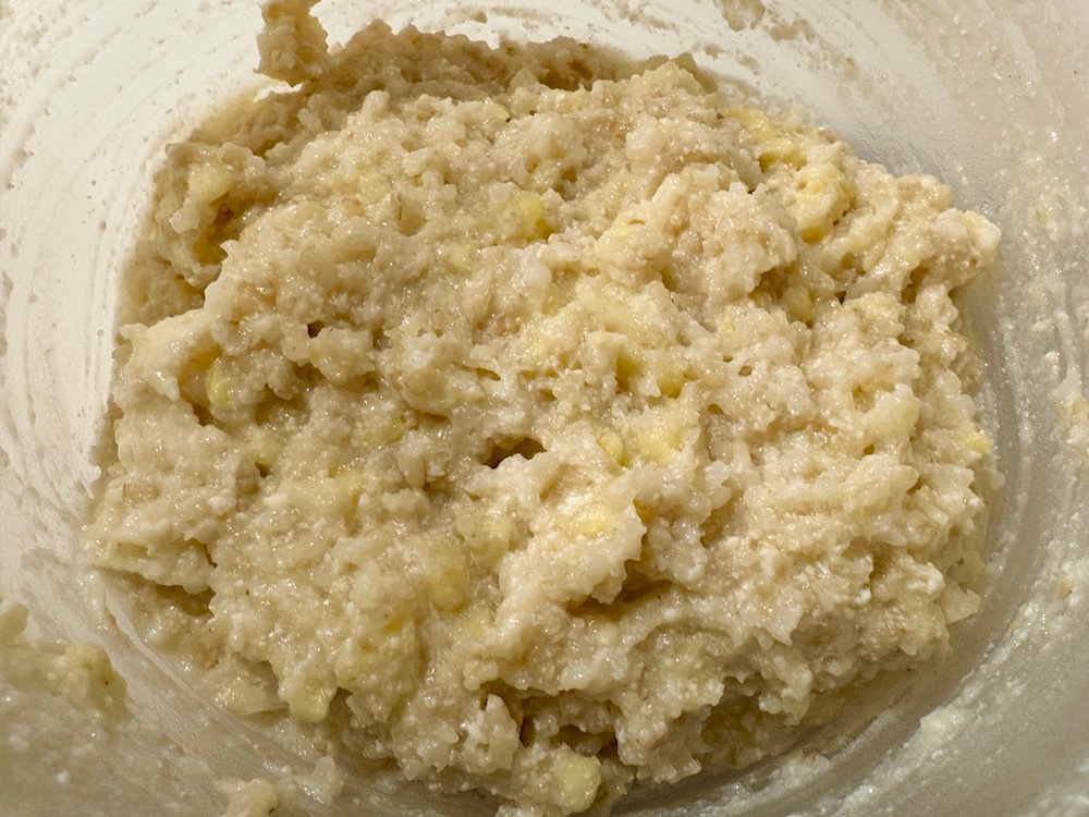 ④ ③に①の豆腐を入れてつぶし、生地がまんべんなく均等になるように混ぜながらこねていく