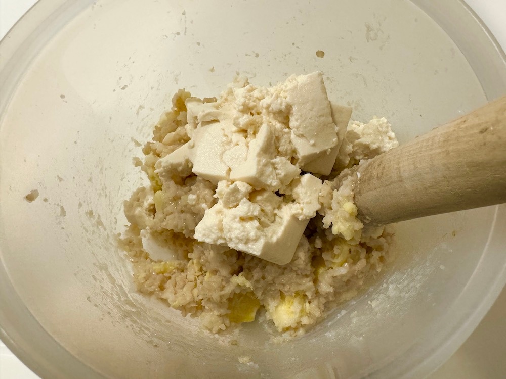 ④ ③に①の豆腐を入れてつぶし、生地がまんべんなく均等になるように混ぜながらこねていく