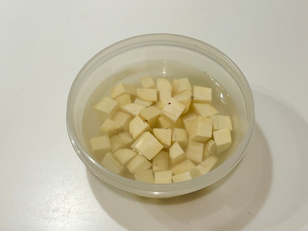 ① さつまいもは小さめの角切りにし、水に5分～10分さらす。