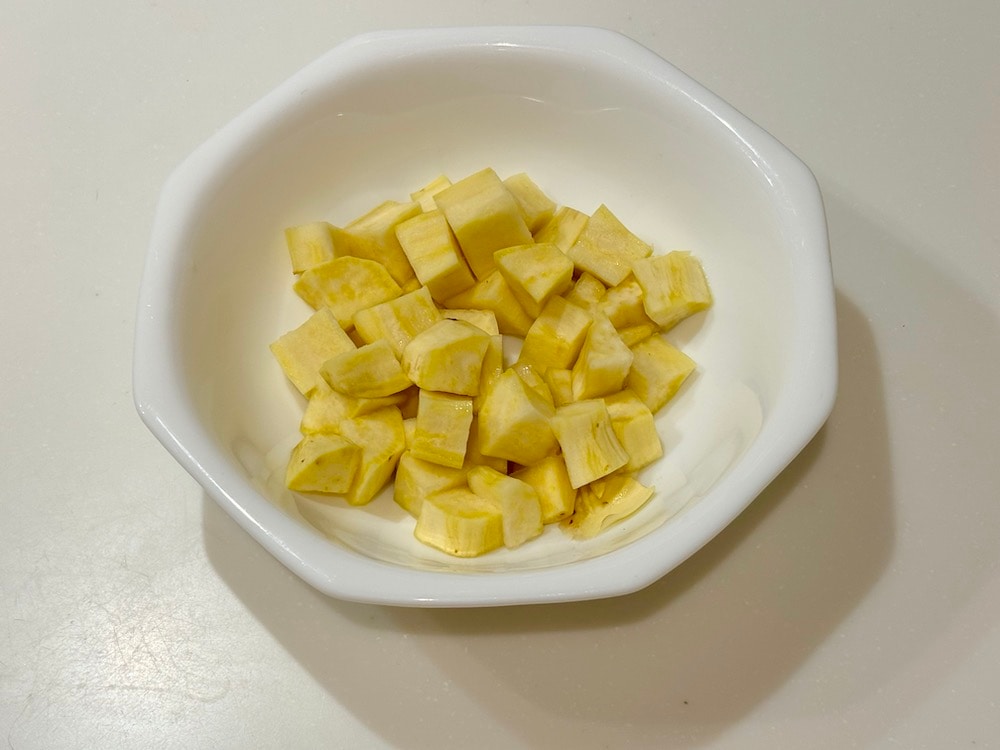 ① さつまいもは小さめの角切りにし、水に5分～10分さらす。