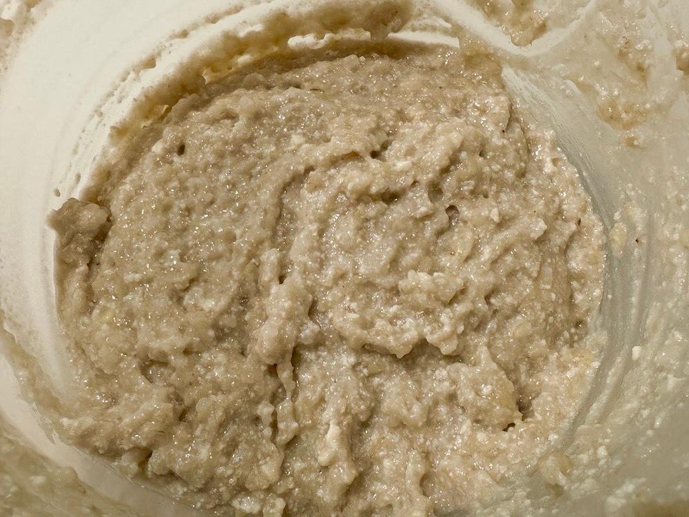 ④ ③に①の豆腐を入れてつぶし、生地がまんべんなく均等になるように混ぜながらこねていく