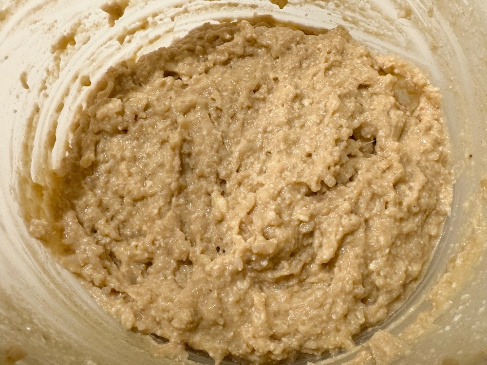 ④ ③に①の豆腐を入れてつぶし、生地がまんべんなく均等になるように混ぜながらこねていく