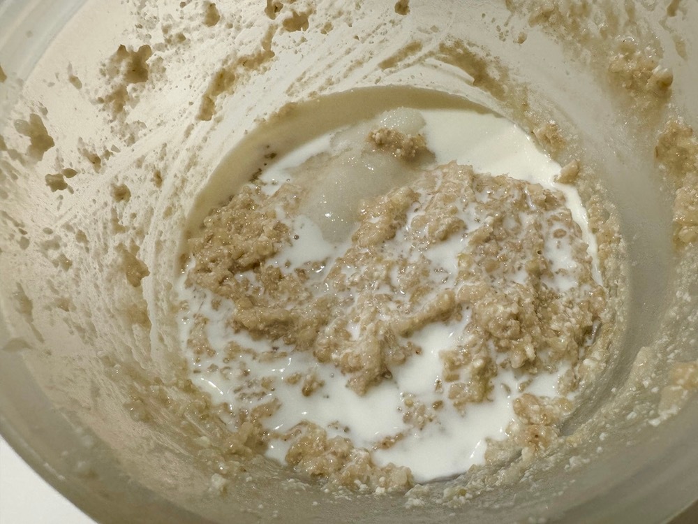 ④ ③に①の豆腐を入れてつぶし、生地がまんべんなく均等になるように混ぜながらこねていく