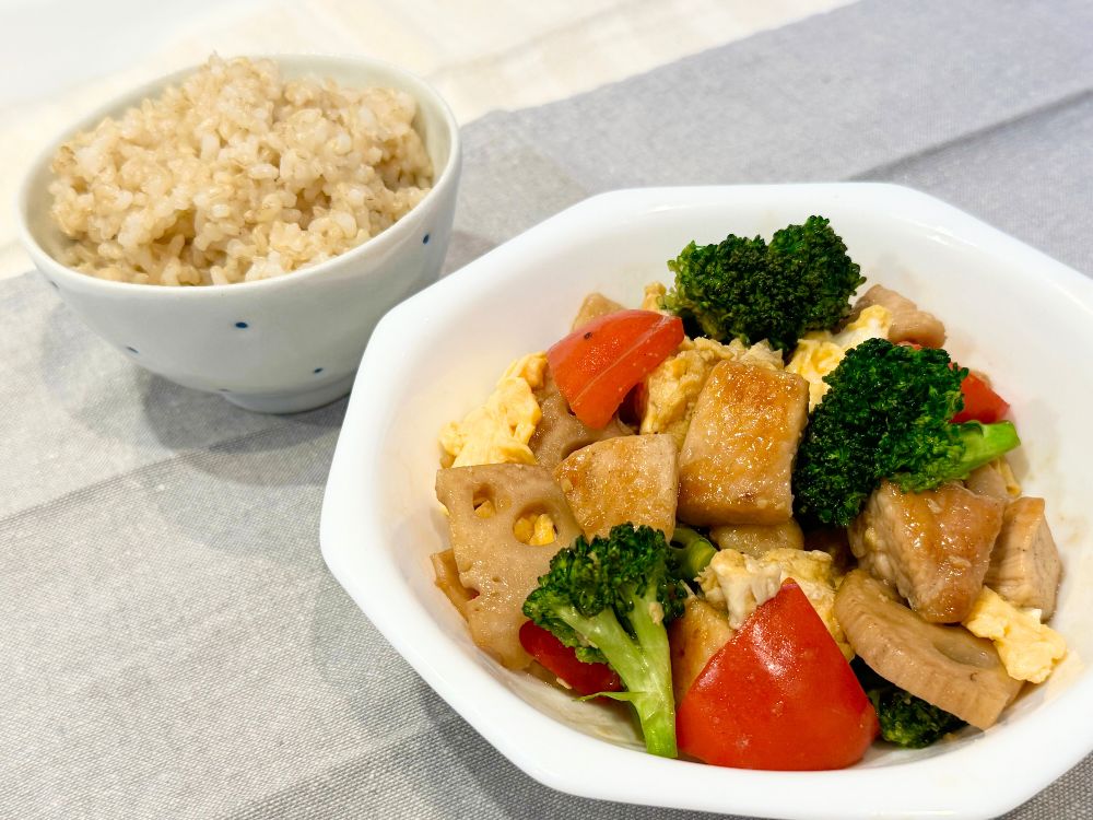 玄米をもっと美味しく食べられるおかずレシピ！『鶏肉と卵とブロッコリーのオイスターソース炒め』
