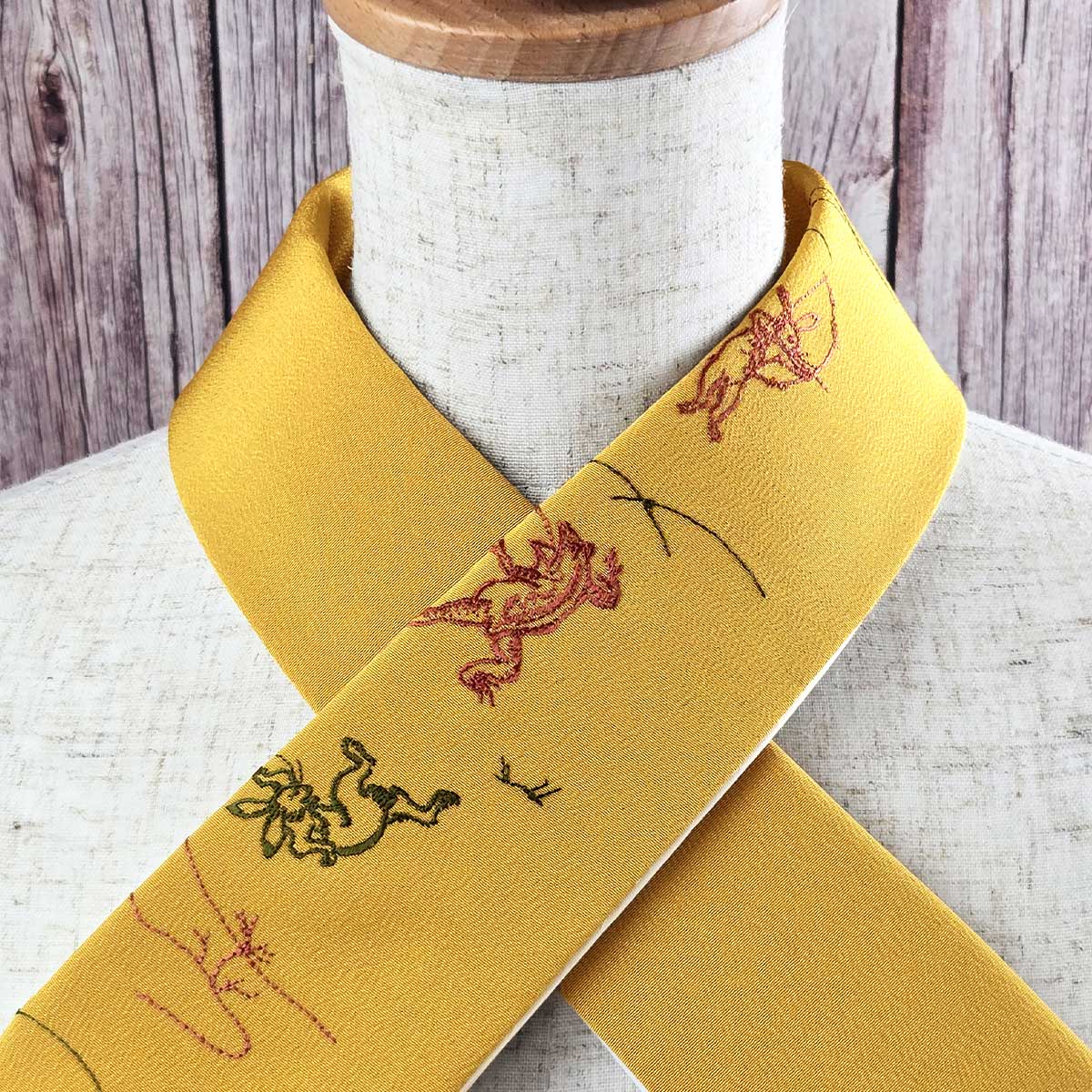 衿秀 公式 き楽っく 替え衿 日本製 鳥獣戯画 刺繍 からし色地 赤 緑